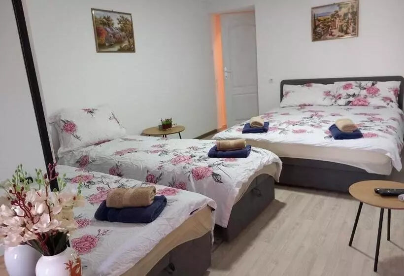 پانسیون Castello