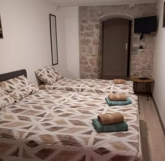 پانسیون Castello