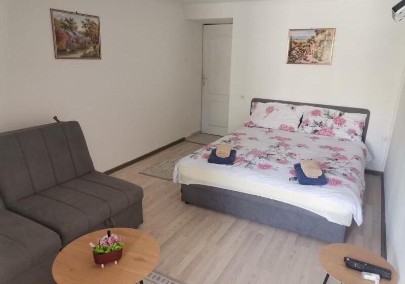 پانسیون Castello