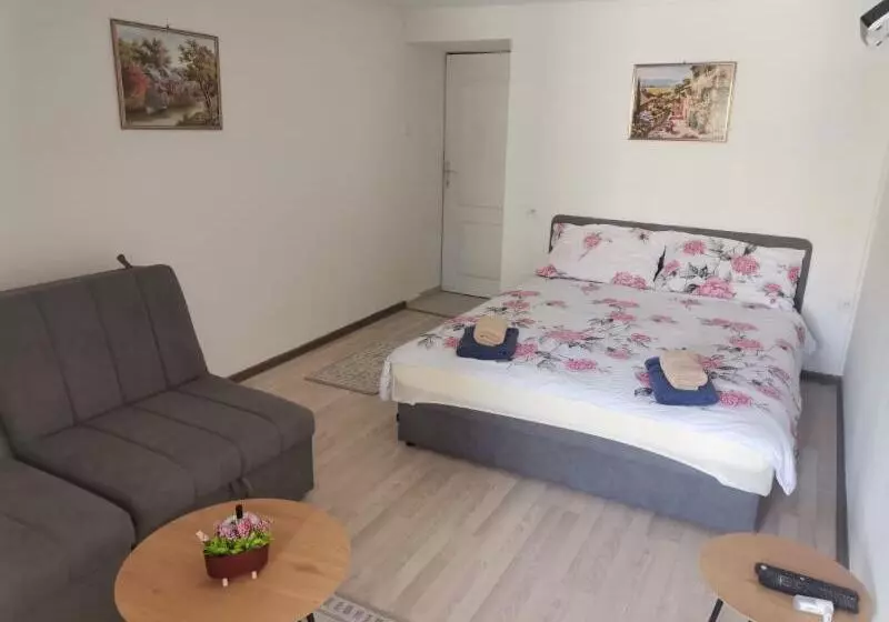 پانسیون Castello