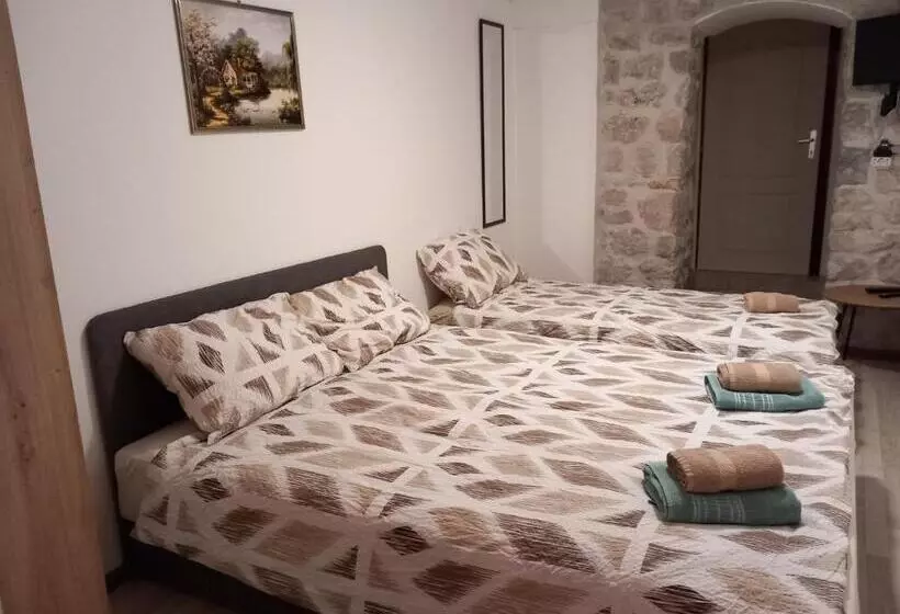 پانسیون Castello