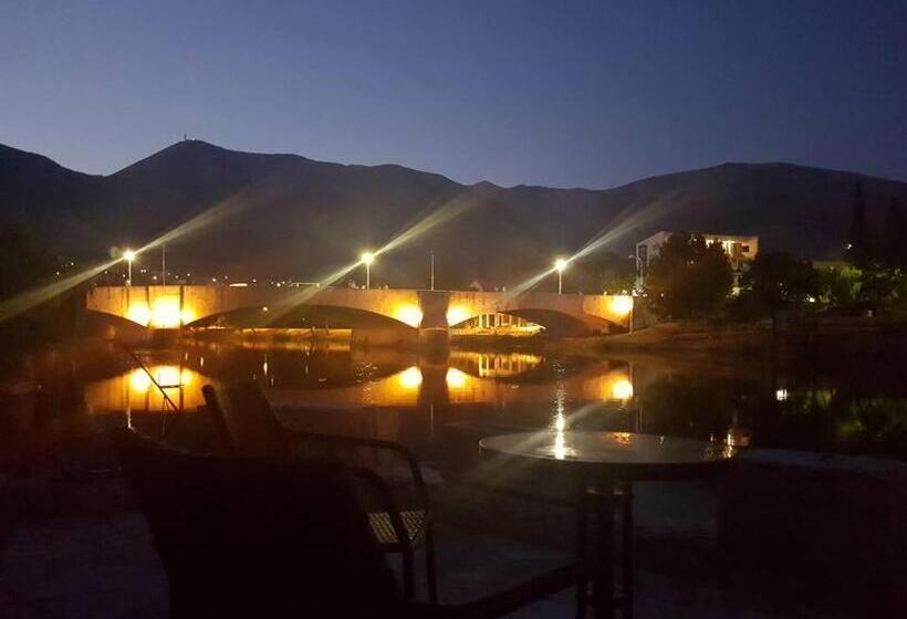 پانسیون Castello