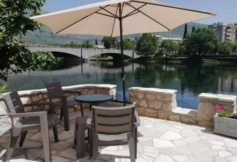 پانسیون Castello