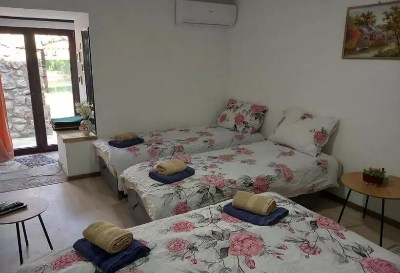 پانسیون Castello