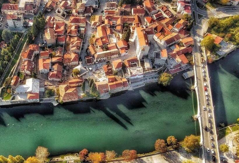 پانسیون Castello