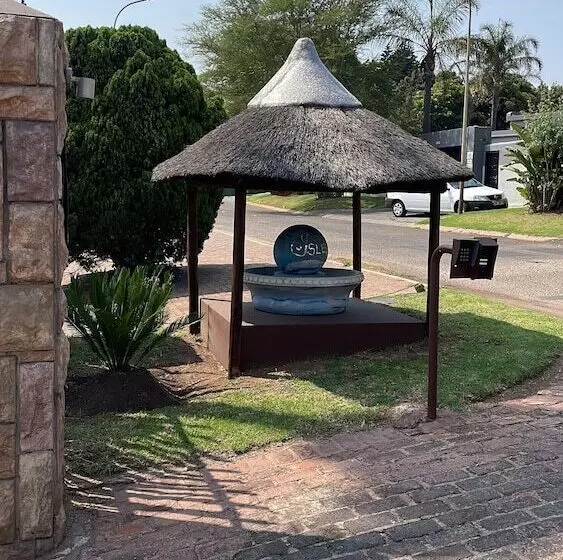 Majatalo Isle La Breeze Guest House