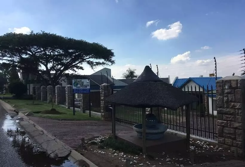 Majatalo Isle La Breeze Guest House