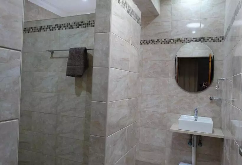 Majatalo Isle La Breeze Guest House