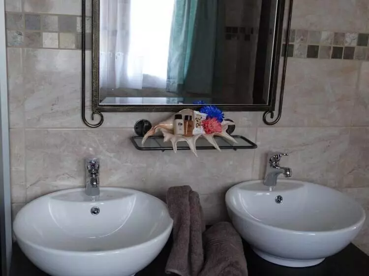 Majatalo Isle La Breeze Guest House