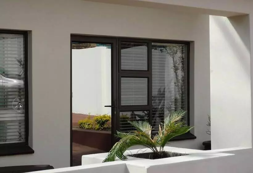 Majatalo Isle La Breeze Guest House