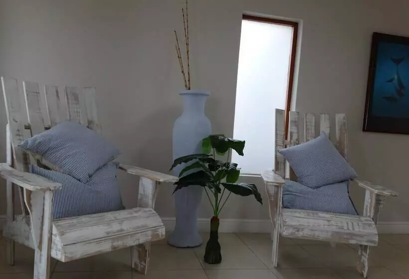 Majatalo Isle La Breeze Guest House