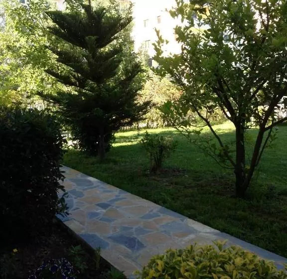 Majatalo Red Rose Guest House