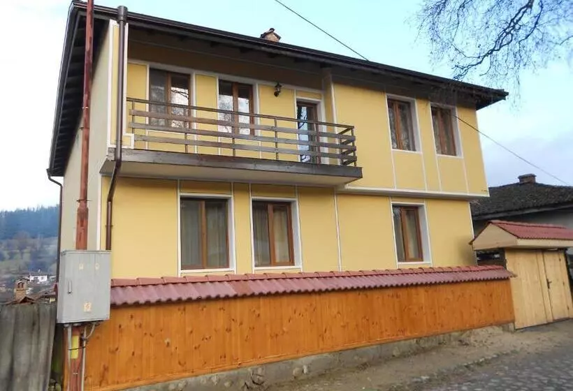 Majatalo Guest House Tsenovi