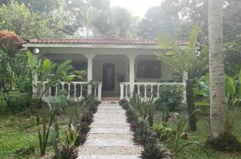 هاستل Hostal Cecilia