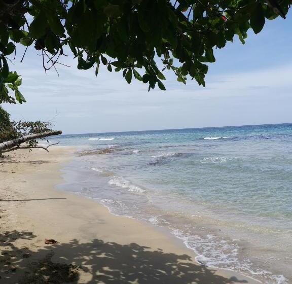 هاستل Hostal Cecilia