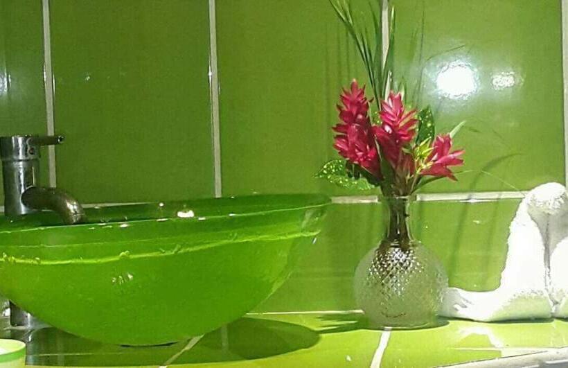 هاستل Hostal Cecilia