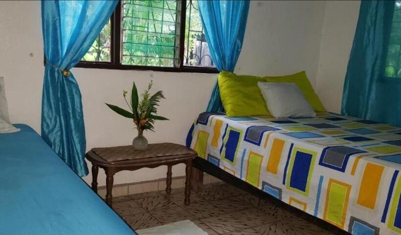 هاستل Hostal Cecilia