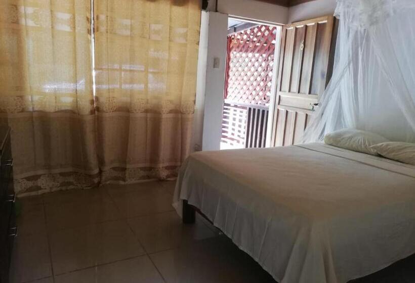 هاستل Hostal Cecilia