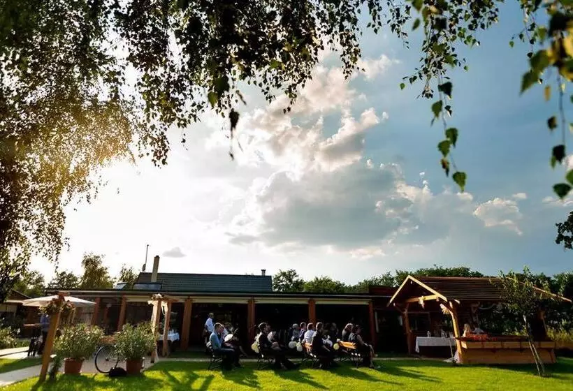 ペンション Volcz Családi Birtok