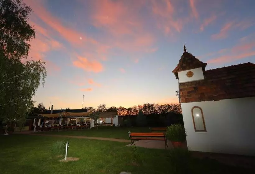 ペンション Volcz Családi Birtok