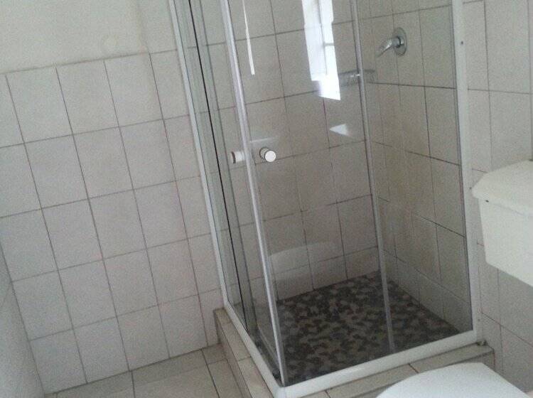 بنسيون Boer And Brit Self Catering Guest House