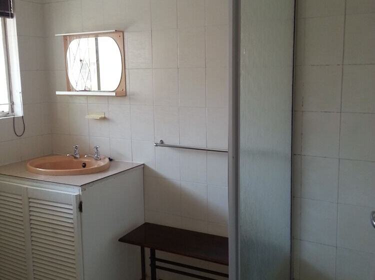 بنسيون Boer And Brit Self Catering Guest House