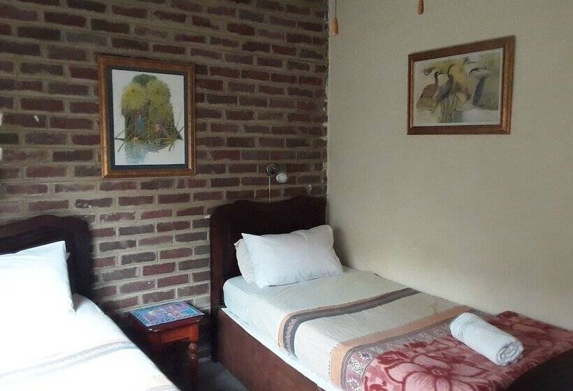 بنسيون Boer And Brit Self Catering Guest House