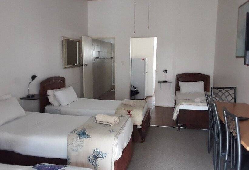 بنسيون Boer And Brit Self Catering Guest House