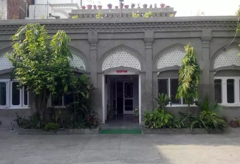 پانسیون Tourist Guest House
