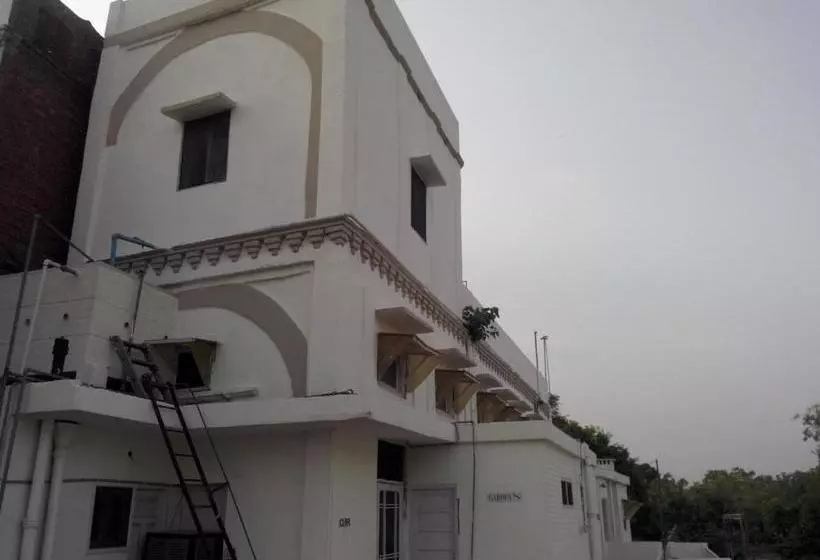 پانسیون Tourist Guest House