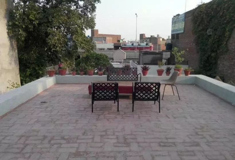 پانسیون Tourist Guest House