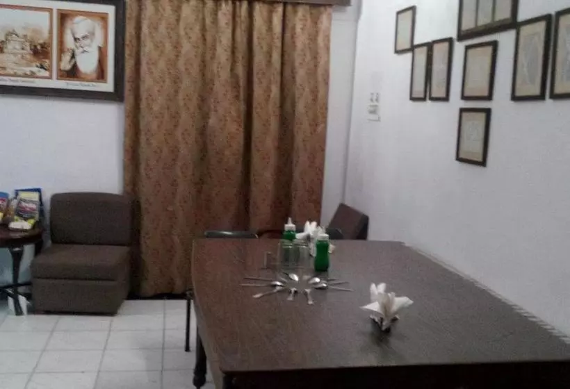پانسیون Tourist Guest House