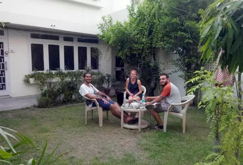 پانسیون Tourist Guest House
