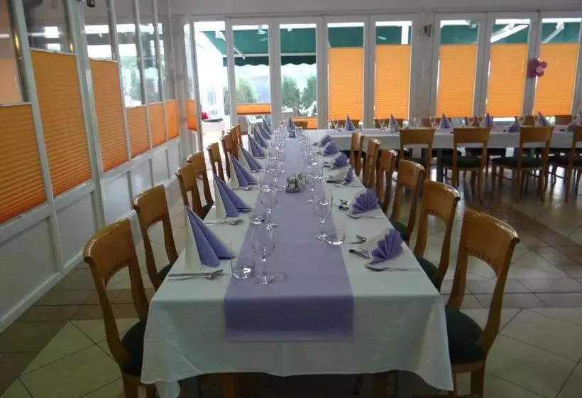 ユースホステル Rooms Hochkraut