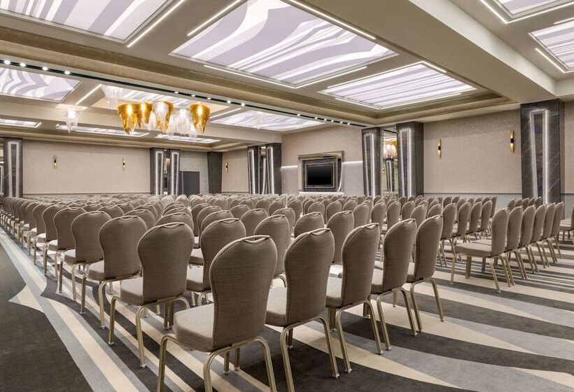 هتل Ramada By Wyndham Ramnicu Valcea