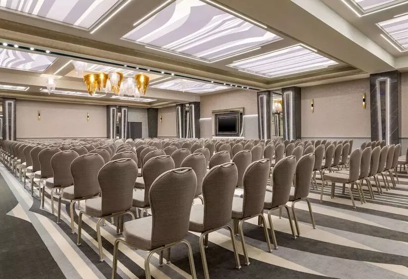 Hotelli Ramada By Wyndham Ramnicu Valcea