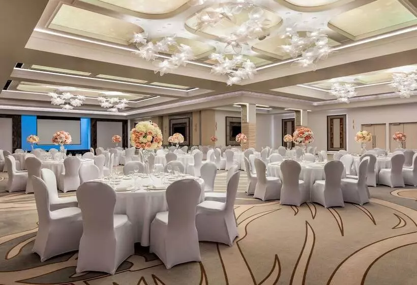 Hotelli Ramada By Wyndham Ramnicu Valcea