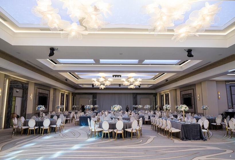 هتل Ramada By Wyndham Ramnicu Valcea