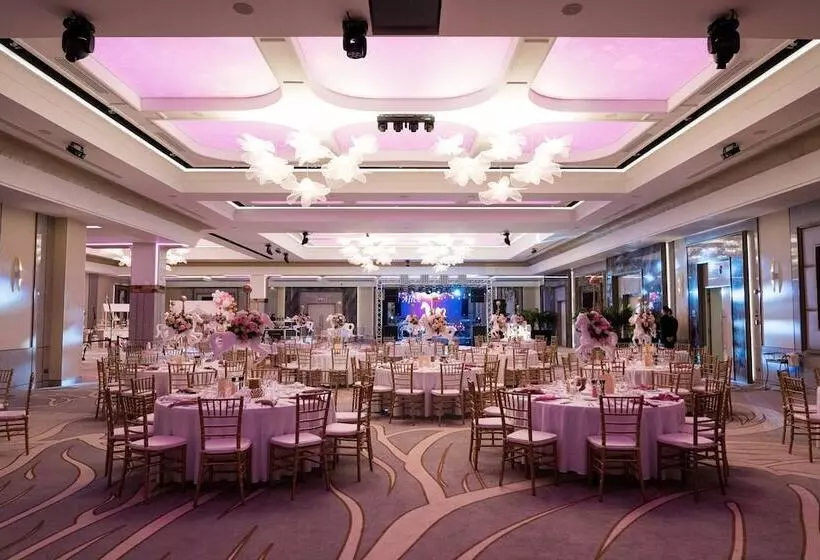 Hotelli Ramada By Wyndham Ramnicu Valcea