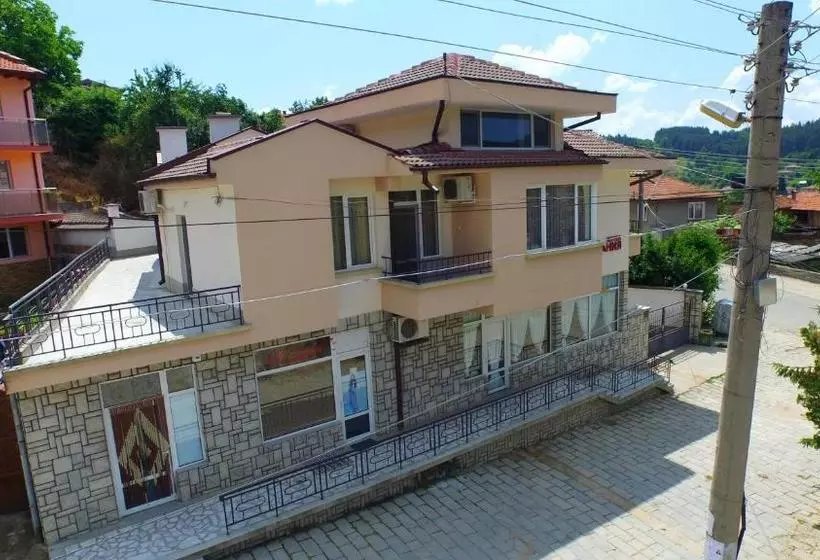 پانسیون Mania Guest House