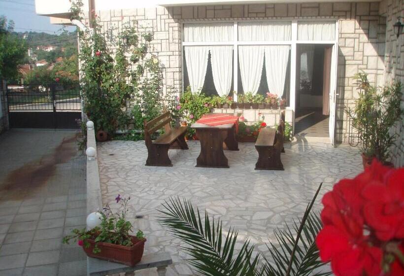 פנסיון Mania Guest House