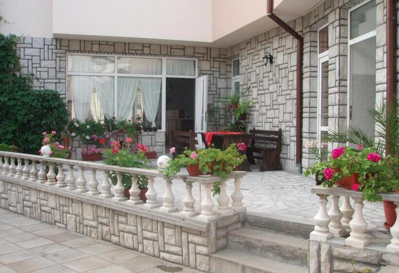 פנסיון Mania Guest House