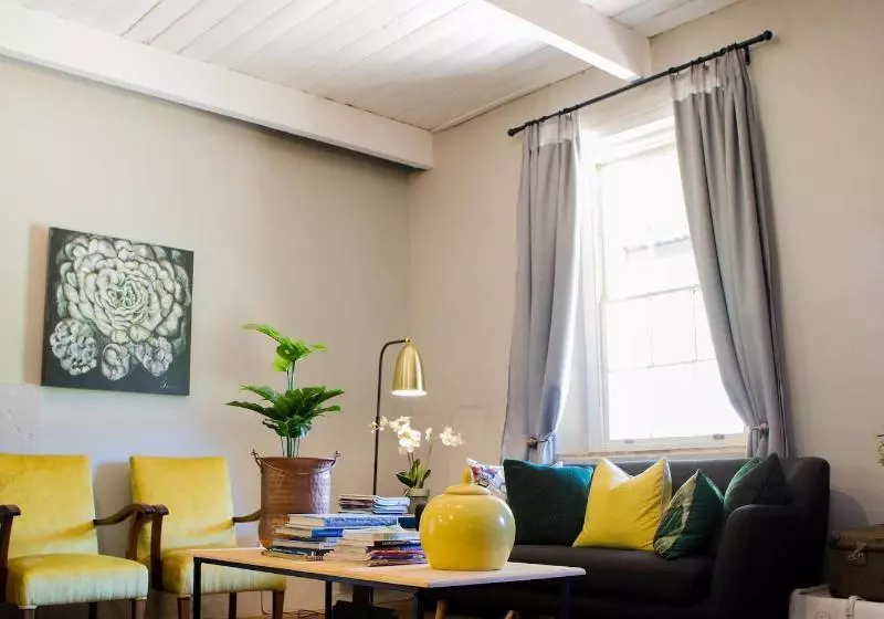 Majatalo Elianthe Guesthouse