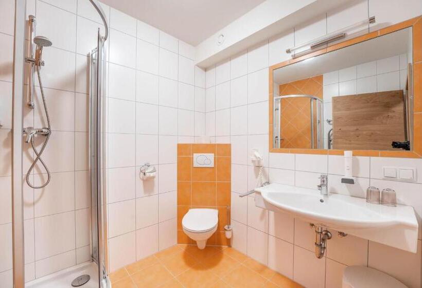 بنسيون Löckerwirt