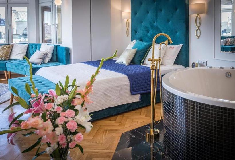 Отель Fragola Apartments Old Town