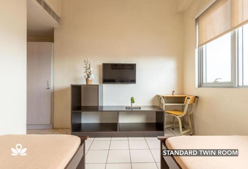 בית מלון כפרי Golden Panda Dormtel By Zen Rooms