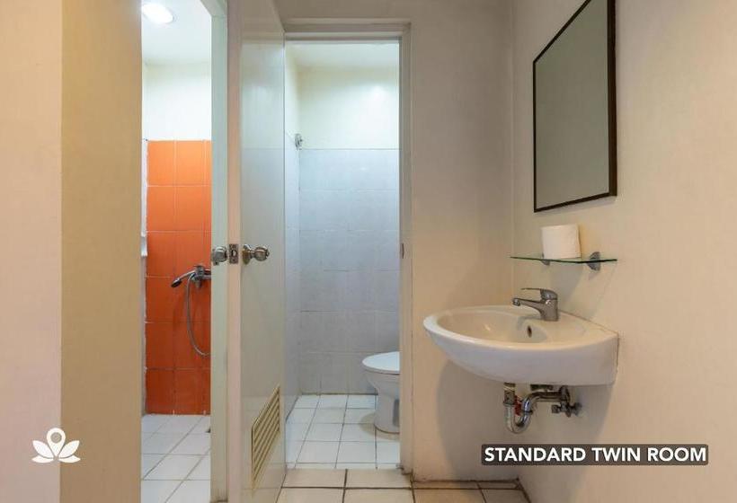 בית מלון כפרי Golden Panda Dormtel By Zen Rooms