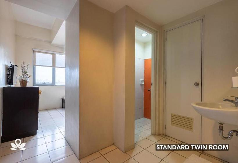 בית מלון כפרי Golden Panda Dormtel By Zen Rooms