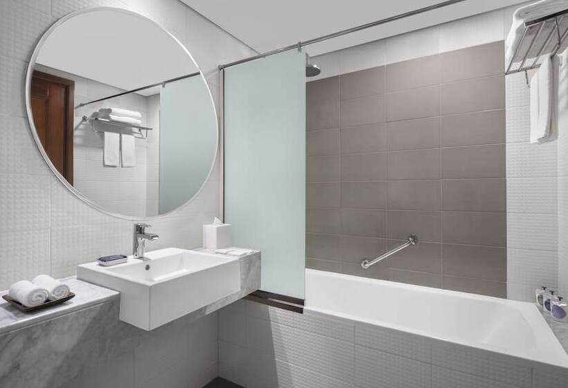 Leva Hotel And Suites, Opposite Downtown