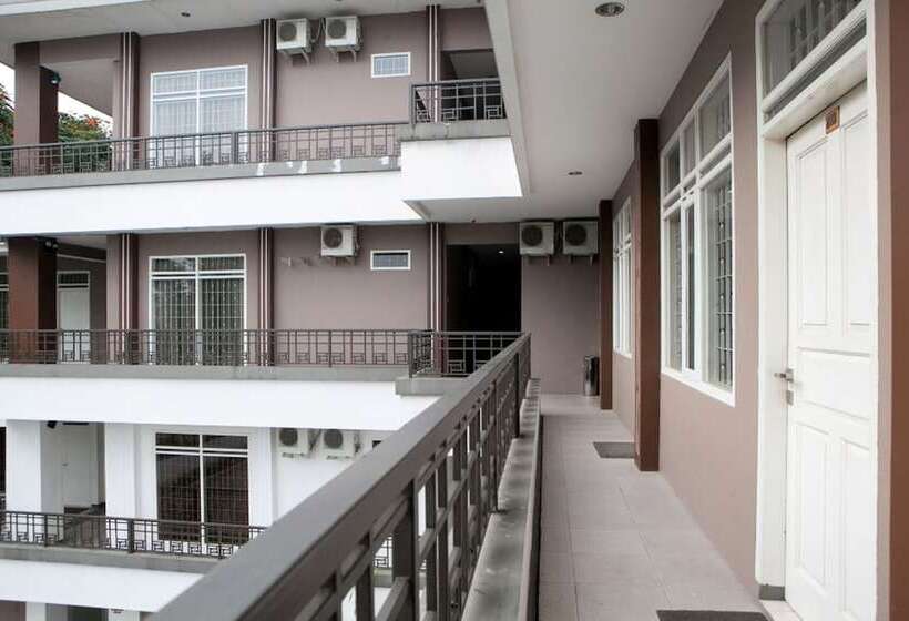 בית מלון כפרי Reddoorz Plus Near Sukajadi 2